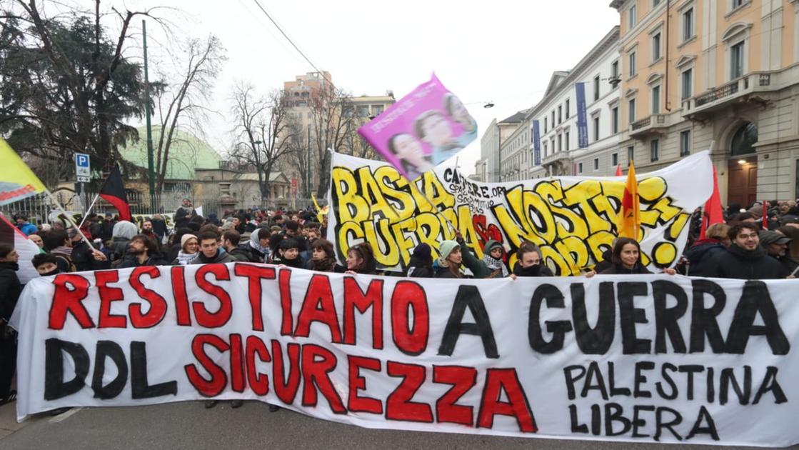 Milano, corteo unico pro Palestina e contro ddl sicurezza: sfilano in centro 2mila persone