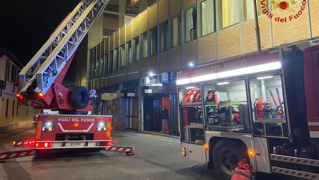 Vigevano, incendio nella notte in hotel: 20 persone evacuate, 4 intossicate dal fumo