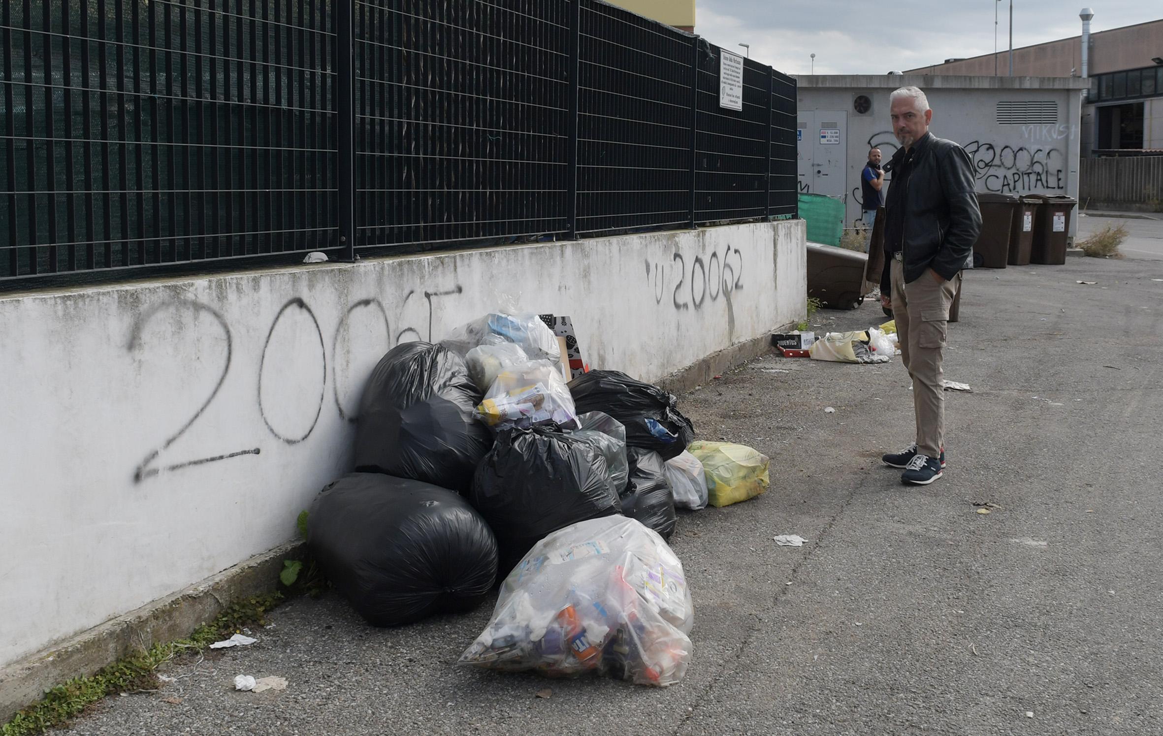 Bellinzago Lombardo, allarme discarica abusiva: fototrappole e controlli dei sacchi alla ricerca di indizi