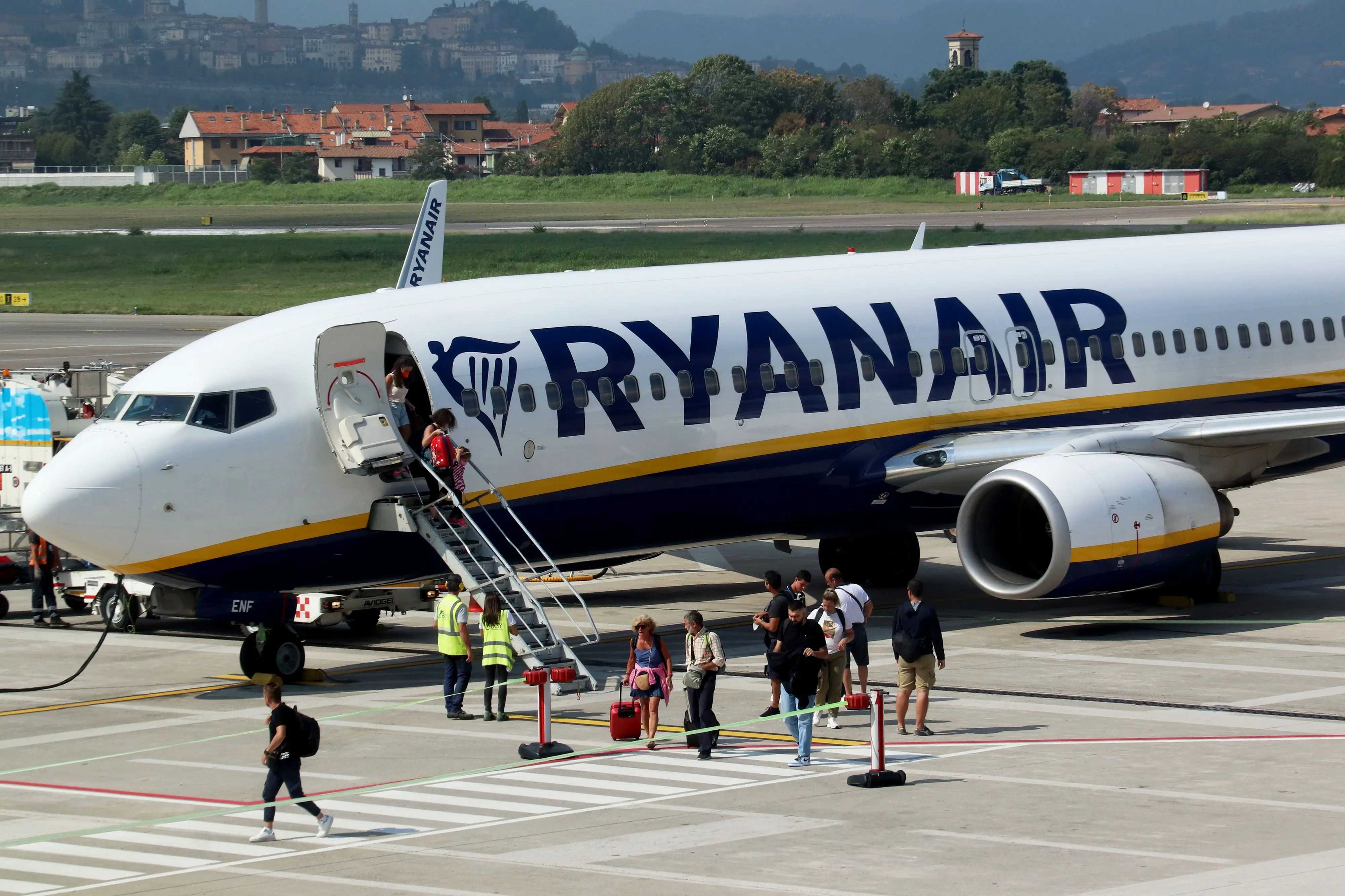 Orio al Serio, passeggeri litigano sull’aereo pronto al decollo: il pilota li fa scendere