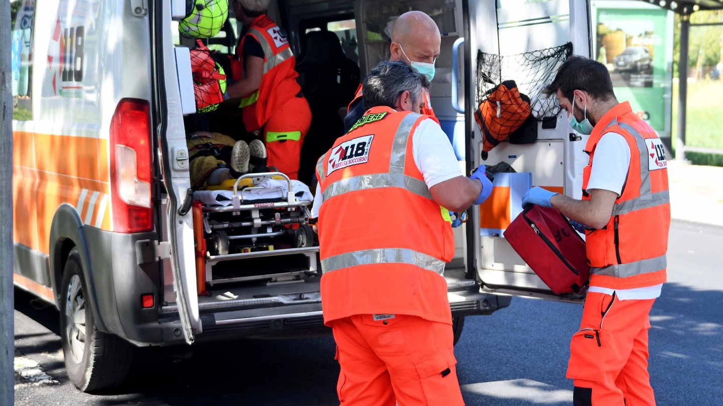 In piazza Litta Modignani è arrivata anche l'ambulanza