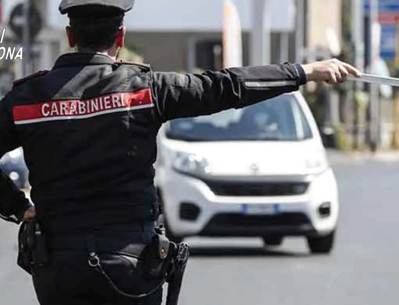 In bicicletta derubano una farmacia, poi abbandonano la refurtiva e fuggono