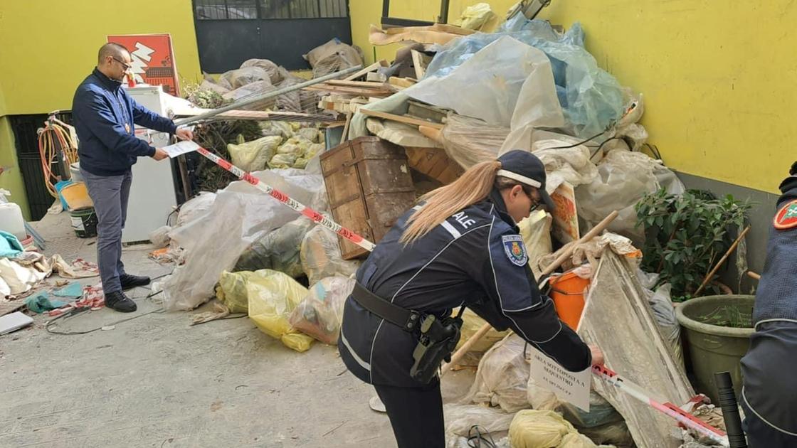 Mobili lasciati per strada scoperta maxi discarica. Denunciati i responsabili