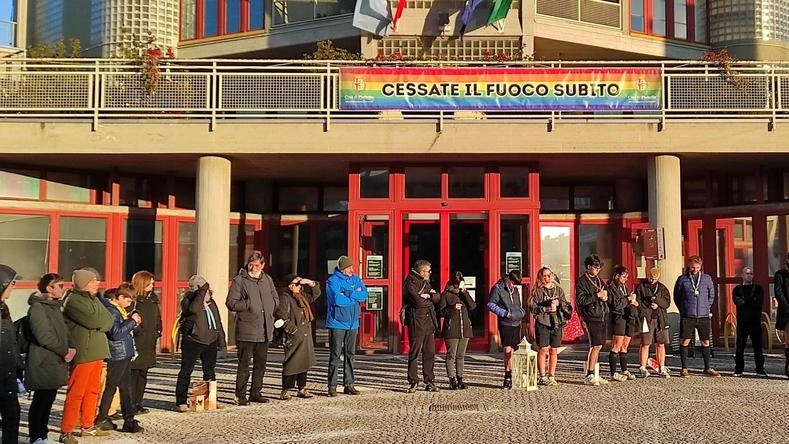 In piazza dei Popoli la città prega unita insieme al sindaco: "Qui l’integrazione è possibile"