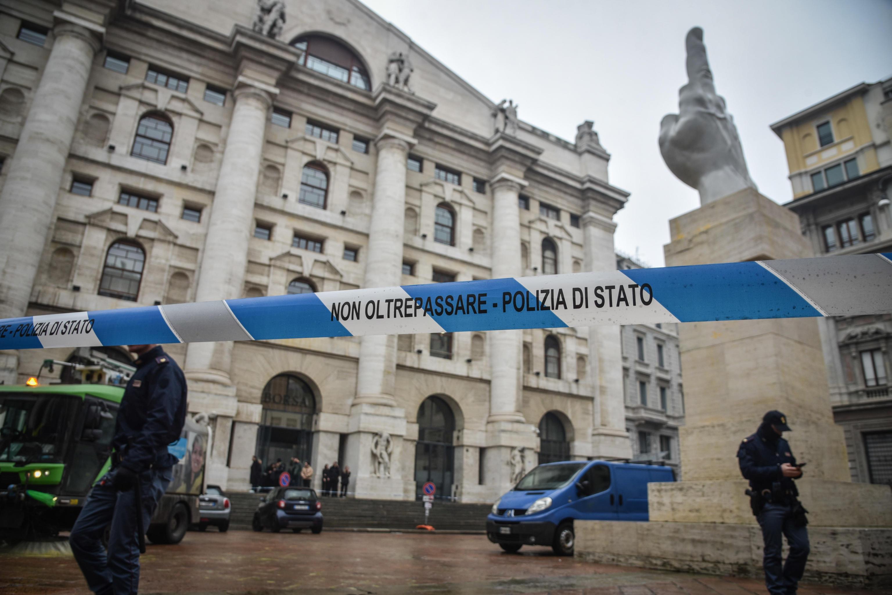 Gettarono vernice gialla contro il dito di Cattelan in piazza Affari. Prosciolti tre attivisti di Ultima Generazione