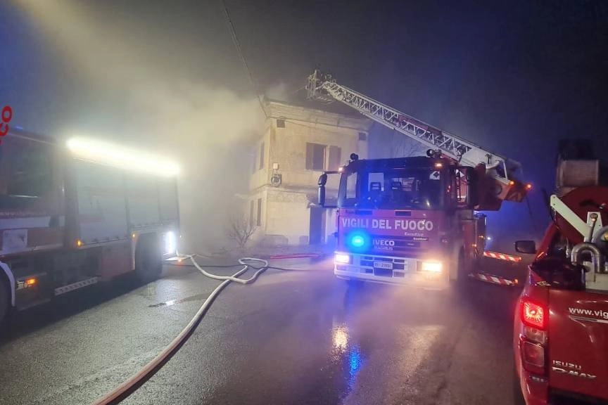 I vigili del fuoco impegnati a Santa Maria della Versa