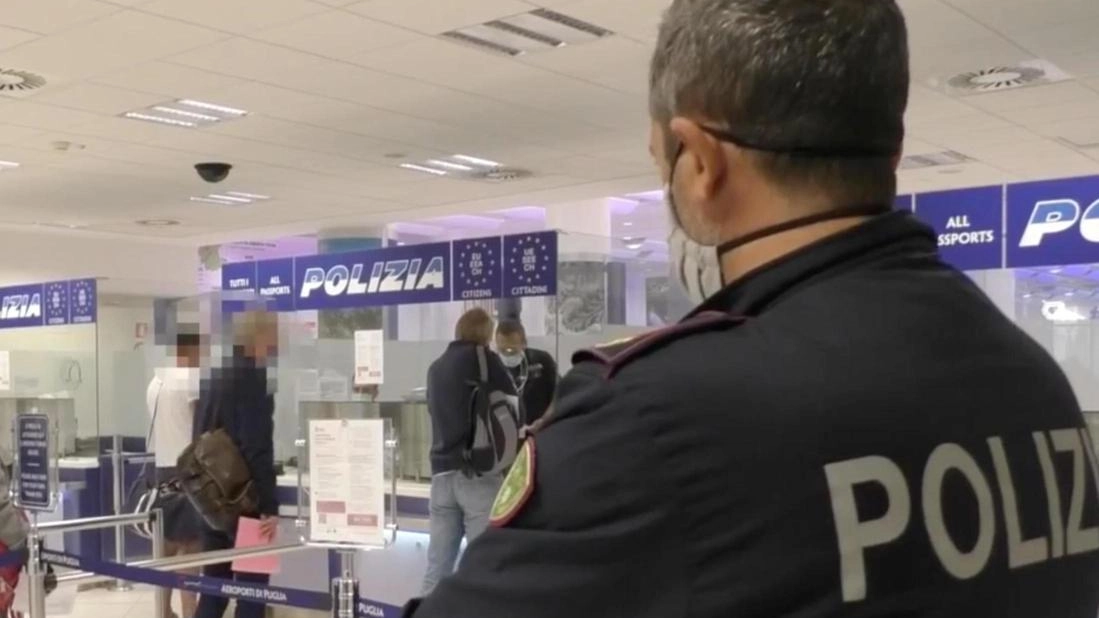 Derubano viaggiatori di borsone e zaino. Catturati in aeroporto