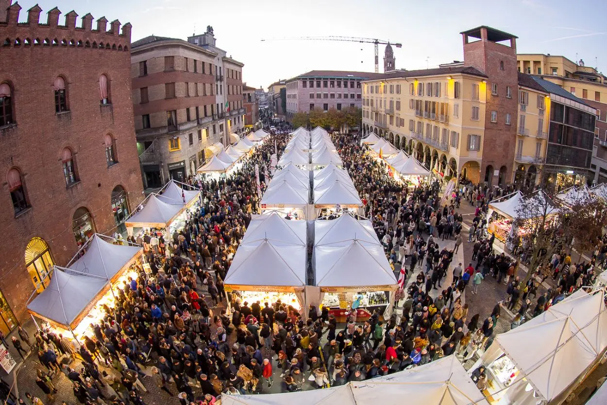 È tempo di “Festa del torrone” a Cremona: un assaggio del Natale in nove giorni e 300 appuntamenti