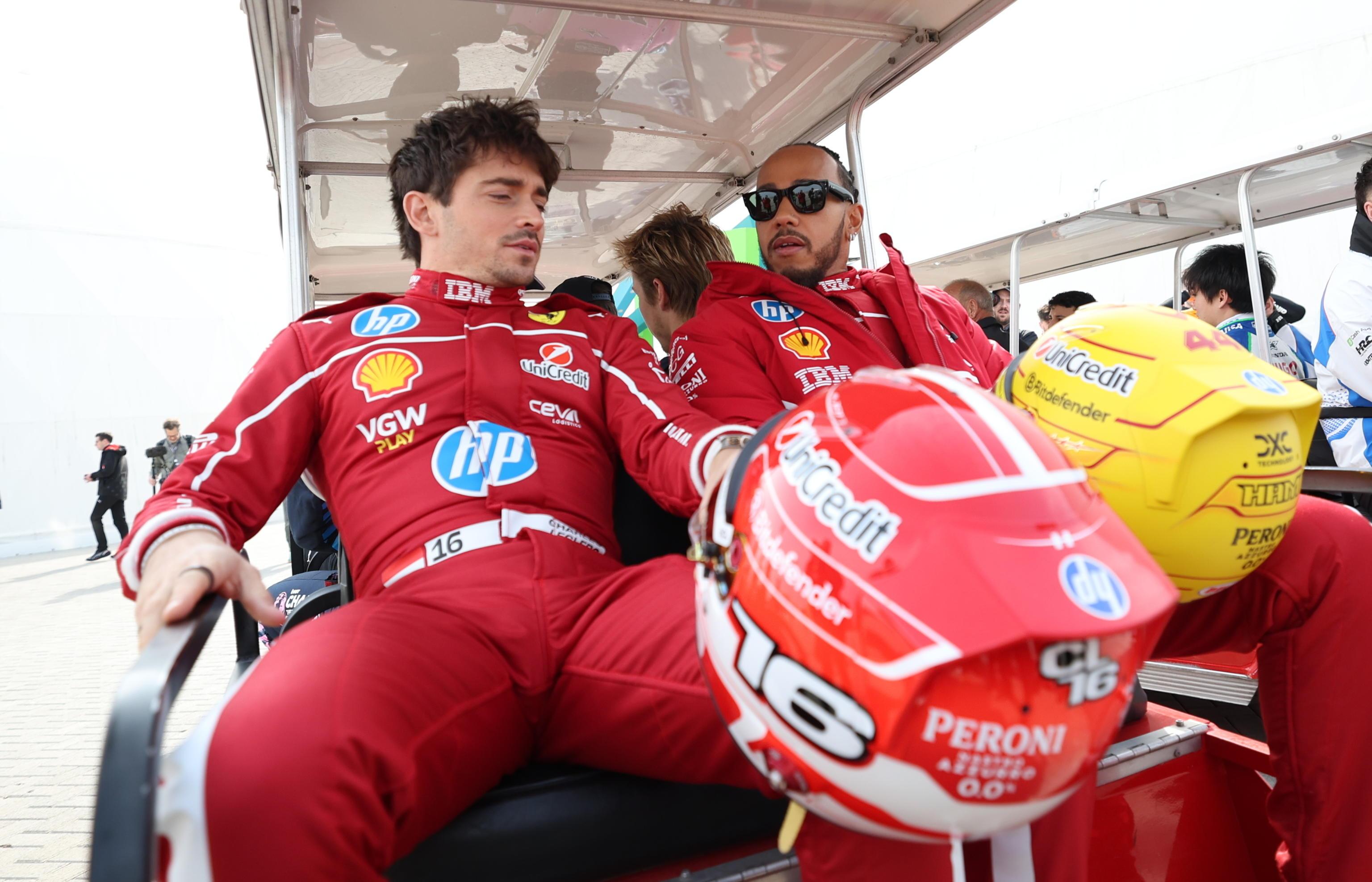 Ferrari, passerella rossa in piazza Castello con Charles Leclerc e Lewis Hamilton