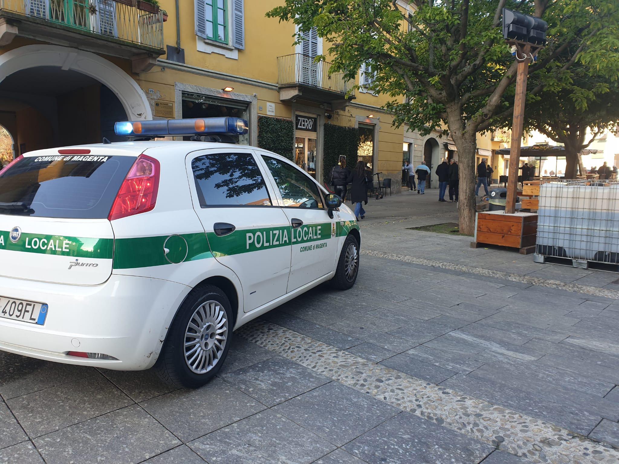 Magenta, paura al bar: entra con un taglierino e lo punta contro la ragazza al bancone