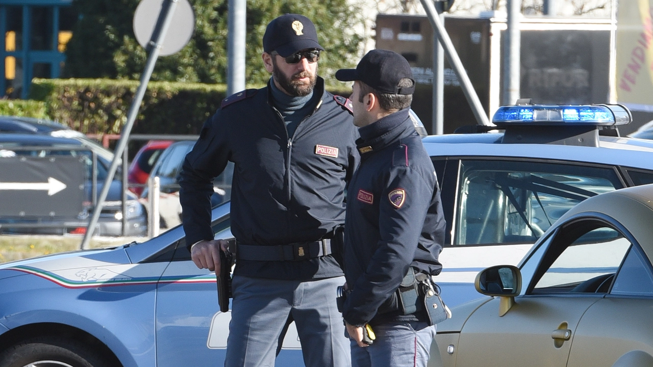 Agenti di polizia della questura di Como