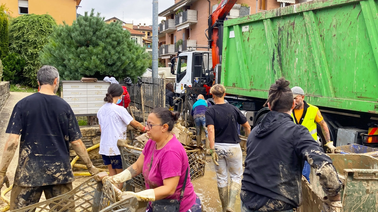 Gli angeli del fango impegnati dopo l'alluvione