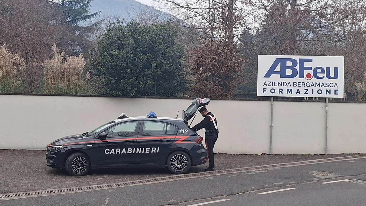 La pattuglia dei carabinieri intervenuta questa mattina all'istituto professionale di Albino