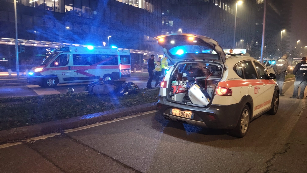 L'incidente è avvenuto a Milano in zona viale Liberazione. Grave un ragazzo di 27 anni (foto Ansa/Fasani)