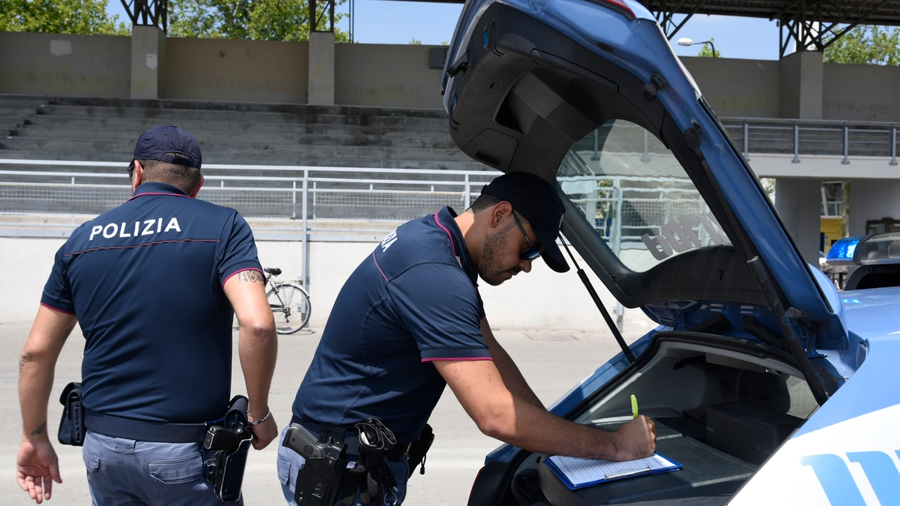 I dipendenti del negozio si sono rivolti al commissariato della polizia di Stato di Busto Arsizio