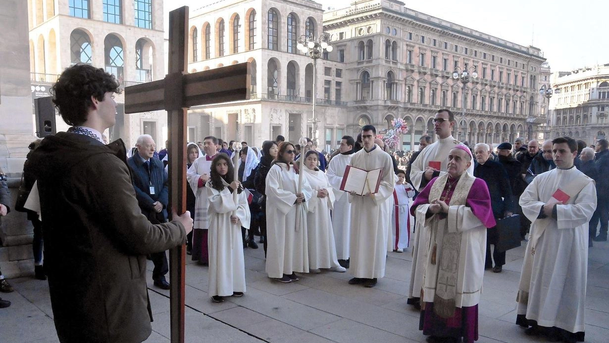 La croce del Sinodo minore portata dai migranti Poi l’apertura della porta santa del Duomo