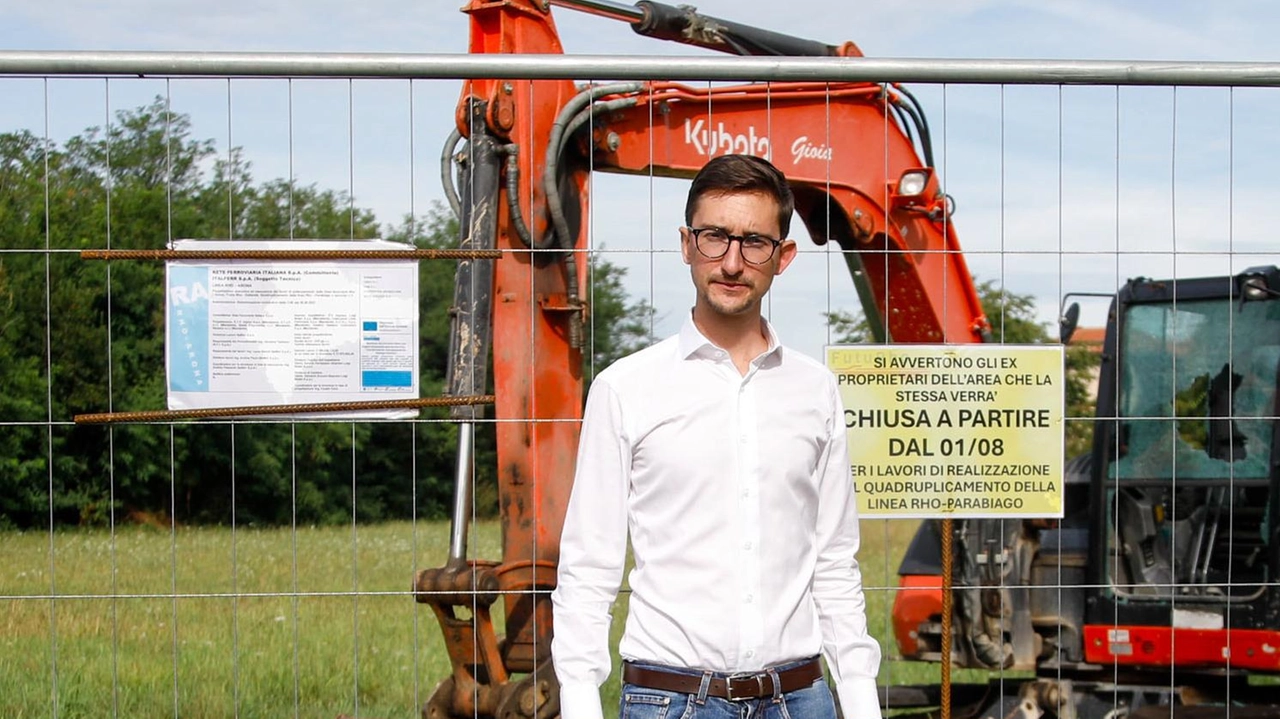 Il sindaco di Vanzago Lorenzo Musante davanti al cantiere In paese l’opera definita “devastante“ suscita forti protest