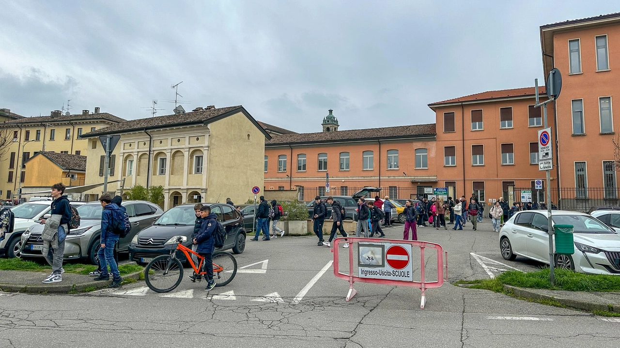 Alunni all’uscita dalle scuole medie in via Cattaneo Il tour degli amministratori proseguirà in altri istituti