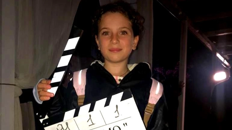 A lato, Gaia Coletti sul set: ha iniziato girando spot pubblicitari Sopra, Riccardo Scamarcio suo papà nel film diretto da Renato De Maria e girato in Puglia nel 2022