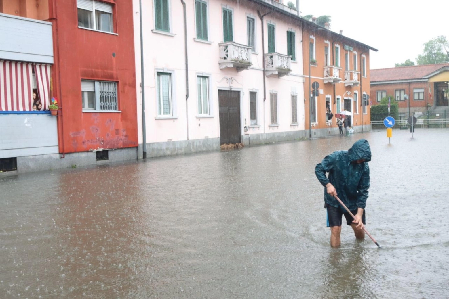 Pioggia su Milano, strade allagate nel quartiere di Pontelambro