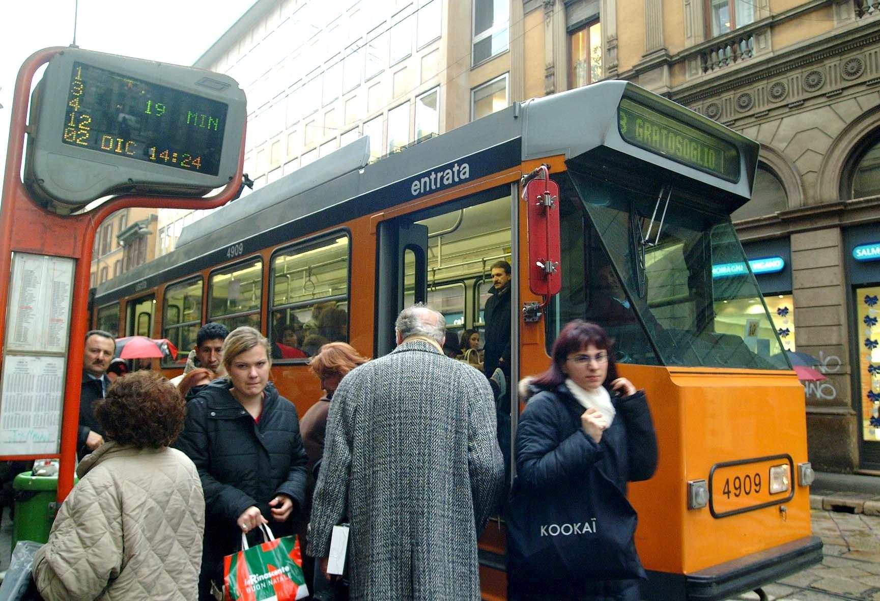 Tram e autobus Atm tagliati, cittadini al contrattacco: “Vogliamo il 30% di sconto sugli abbonamenti”