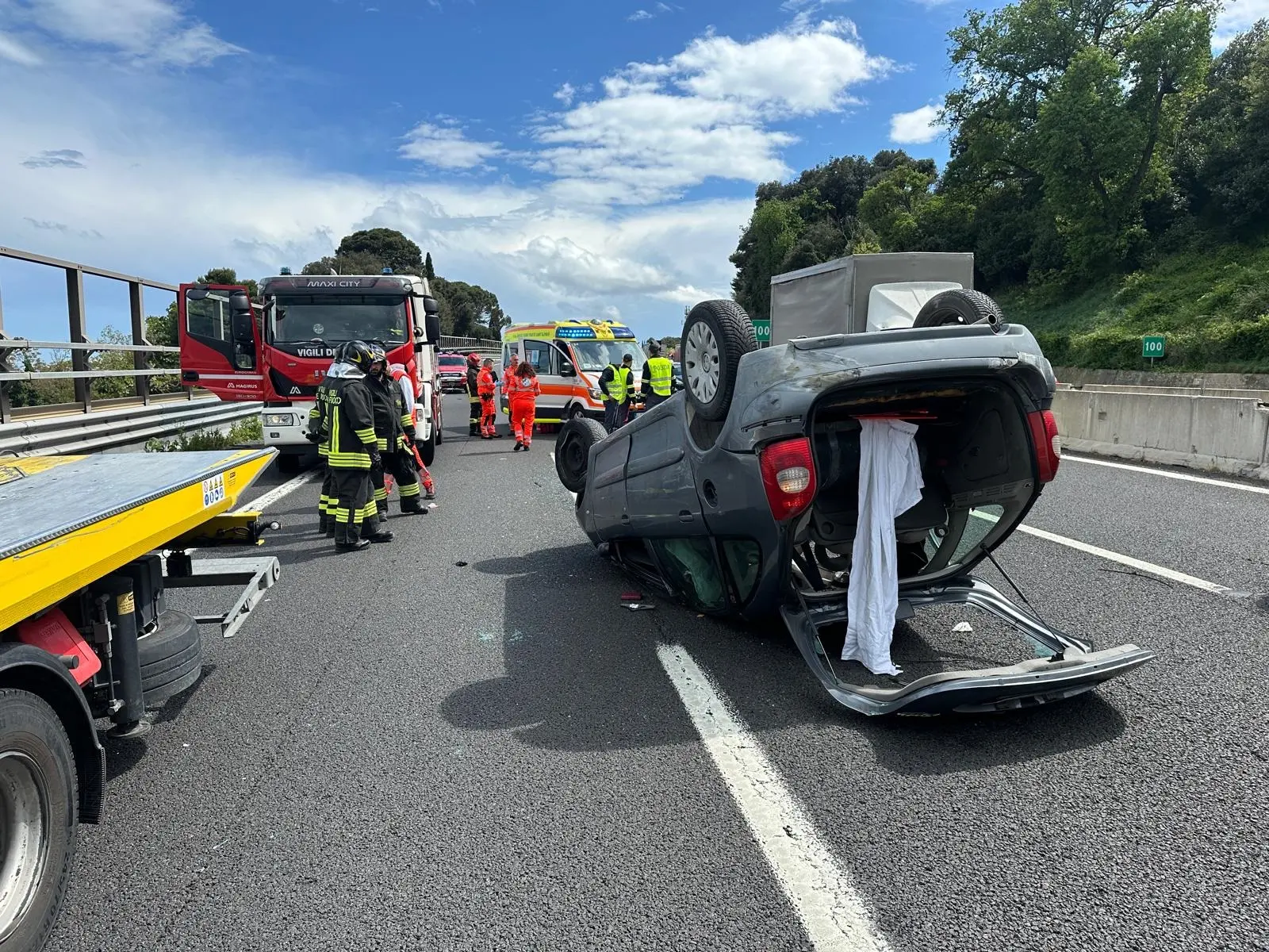 Incidente a Limbiate, si ribalta e vola fuori strada: gravissimo un anziano di 76 anni