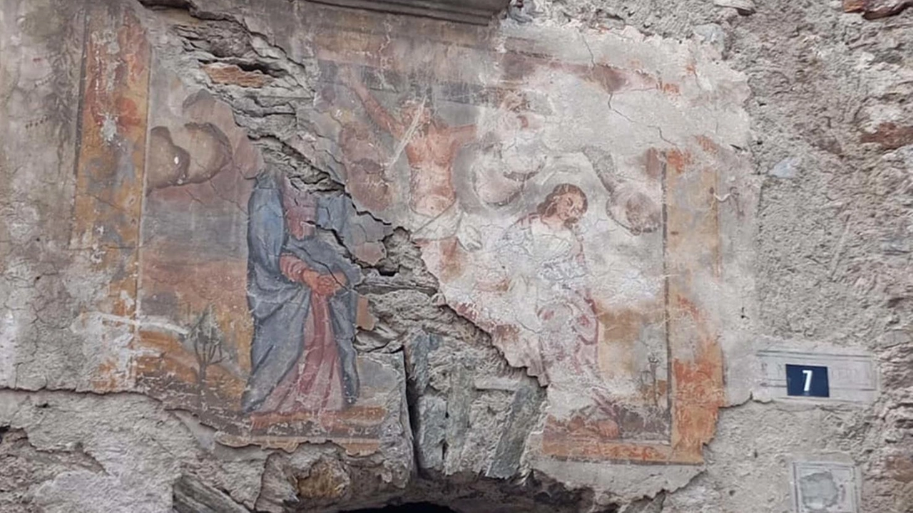 "Salvate quell’affresco prima che sia troppo tardi. È parte preziosa della nostra storia". L’appello ha carattere di urgenza ed è...