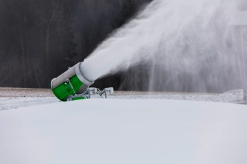 Caldo e afa anche in Valtellina, cannoni sparaneve spruzzano acqua fresca sui turisti