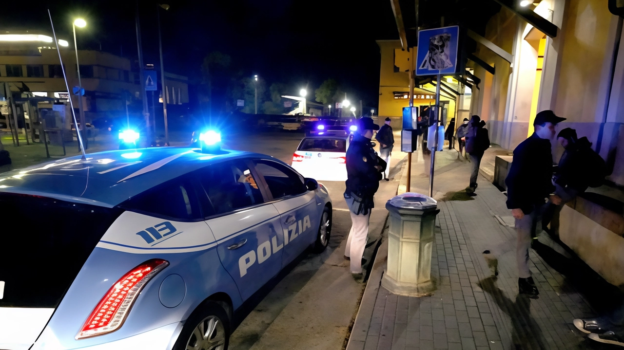 Un gruppo di giovani stranieri ha iniziato a infastidire passanti e automobilisti. nella notte tra sabato e domenica. Sul posto è arrivata la polizia, chiamata. a intervenire. Gli agenti sono stati accerchiati e insultati dalla gang.