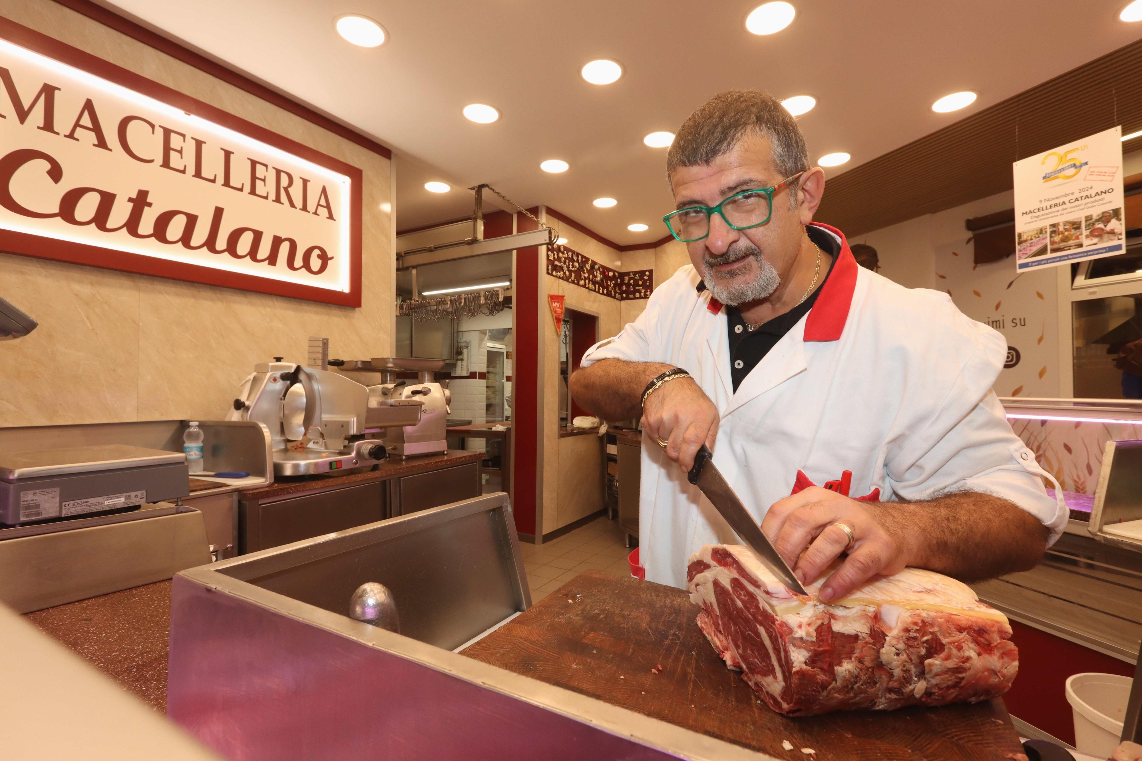 Mercato di piazza Wagner e i 25 anni di vita della macelleria Catalano: “Noi, tre fratelli siciliani a Milano”