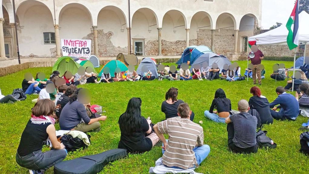 Studenti accampati. La protesta a Bergamo: "Stop alle collaborazioni con chi aiuta Israele"