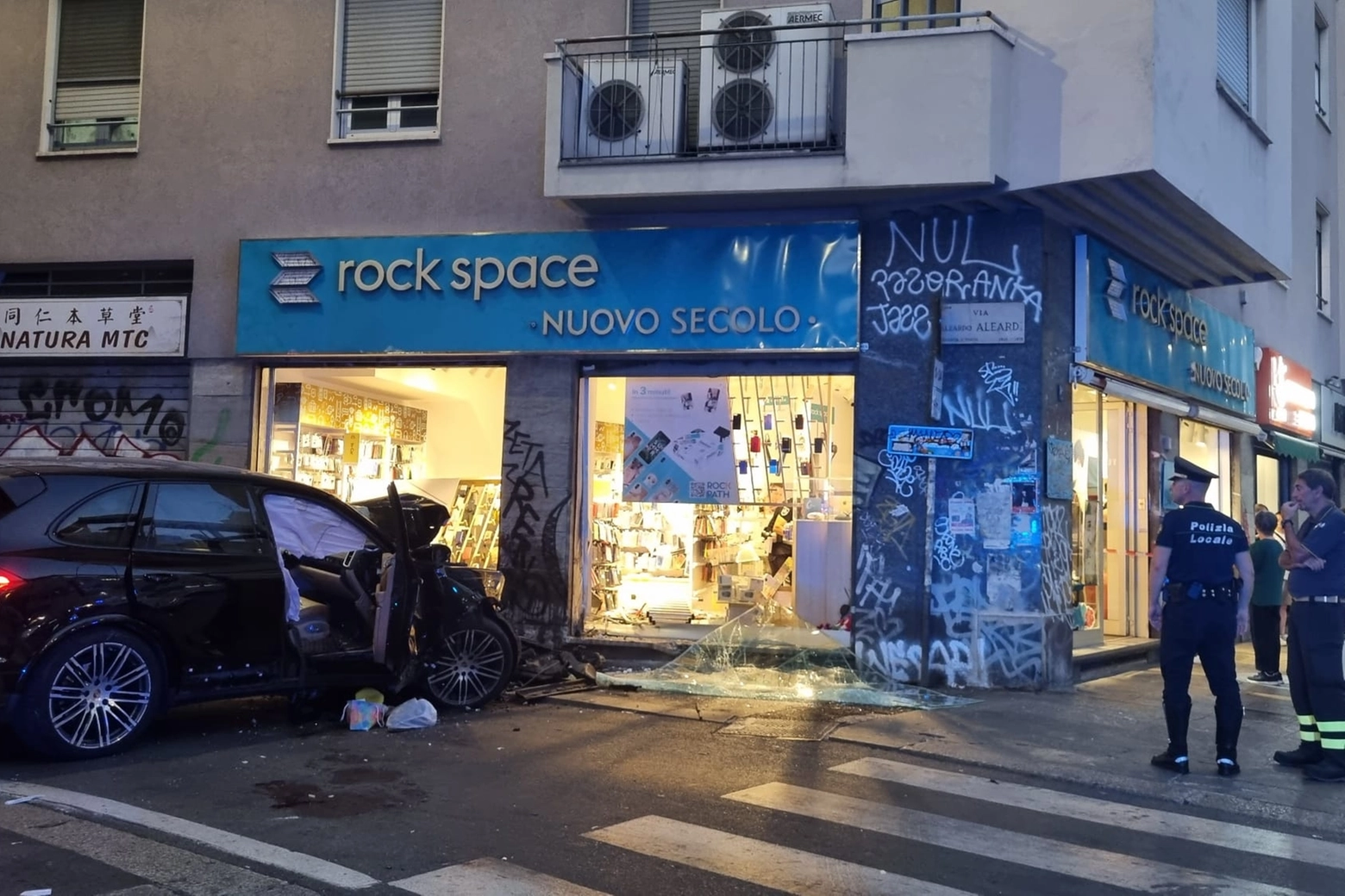 L'auto finita contro la vetrina in via Aleardi, Milano