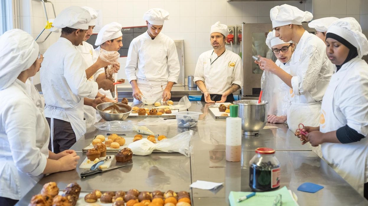 Nel centro professionale per aspiranti chef e pasticcieri in Città Studi. Tra nuovi corsi e storie di riscatto debutta la sperimentazione quadriennale.