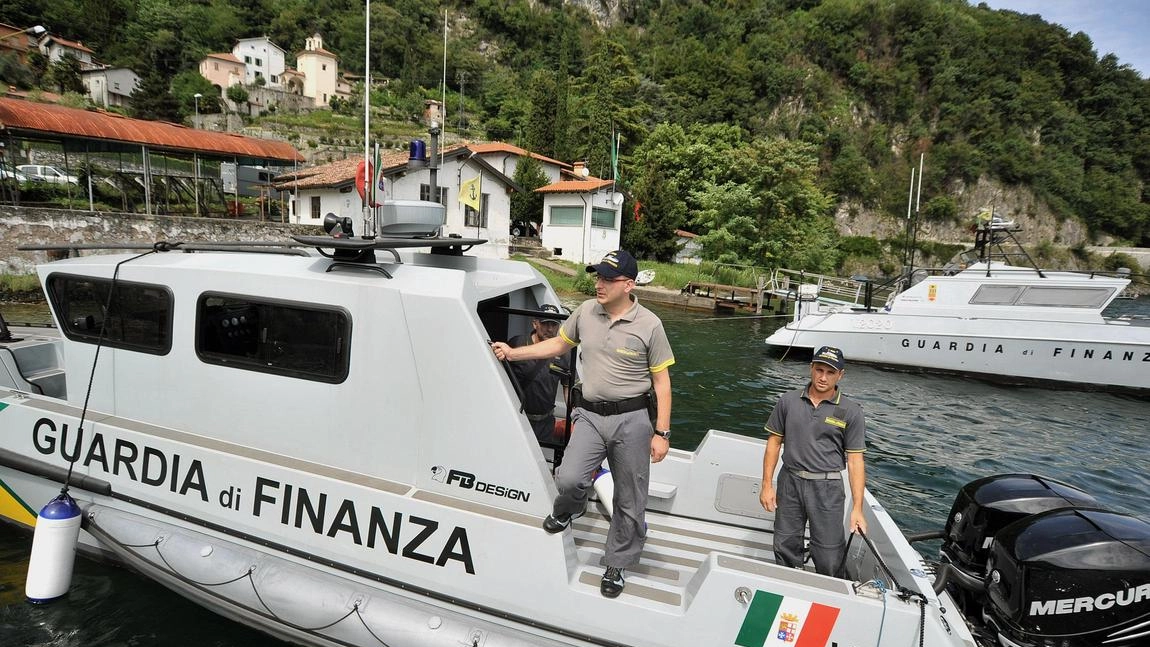 I militari navali della Finanza di Como hanno scoperto evasioni di canoni demaniali in un'area lacuale: controlli simili rivelano situazioni analoghe anche in altre zone del lago di Como