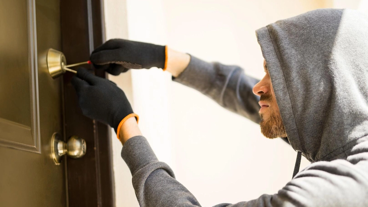 A Cornaredo, una banda di ladri ha colpito diversi appartamenti causando paura e danni. I cittadini chiedono maggiore illuminazione, telecamere e controlli per garantire la sicurezza.