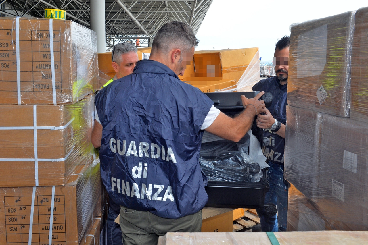 Controlli della Guardia di Finanza a Malpensa (Archivio)