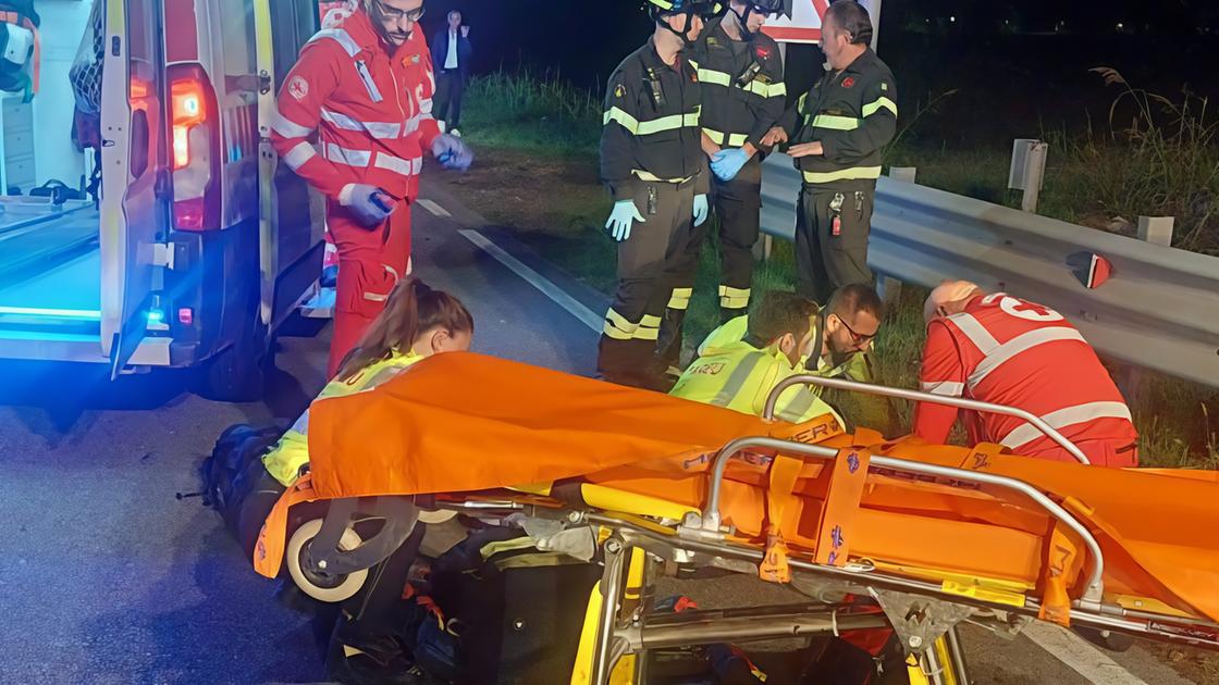 Cammina sulla statale. In fin di vita 52enne travolto da un’auto