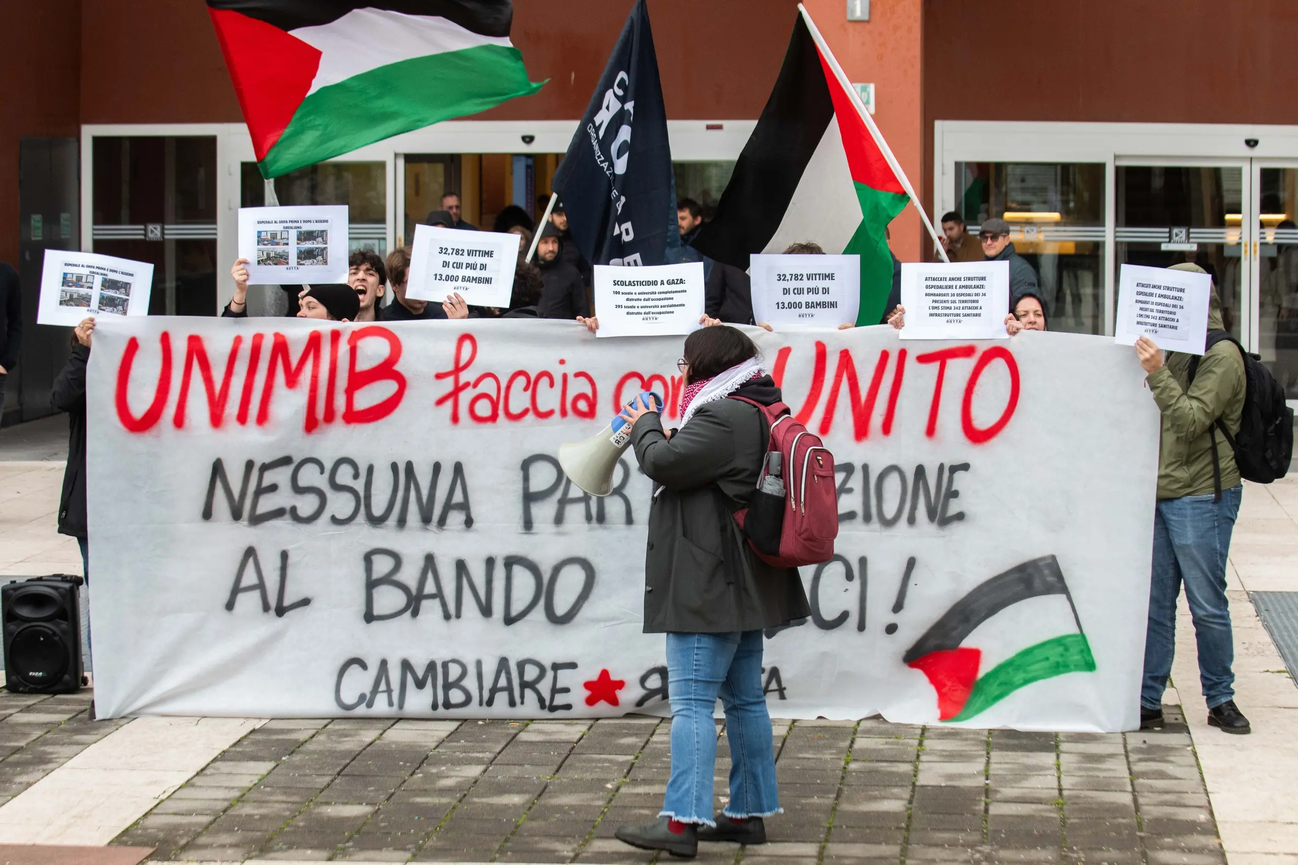 Università Bicocca, protesta degli studenti: “Bloccate gli accordi con Israele”. L’ateneo: “Dialoghiamo con tutti”