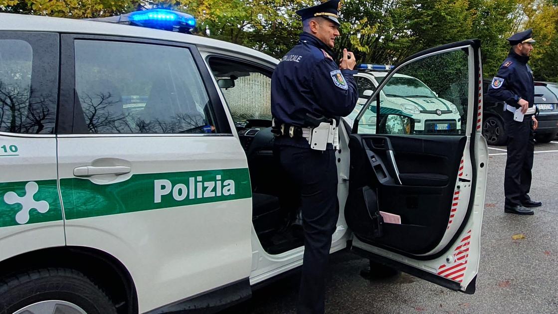 Ubriaco aggredisce barista e scappa su un’auto senza una gomma: fermato dopo un folle inseguimento