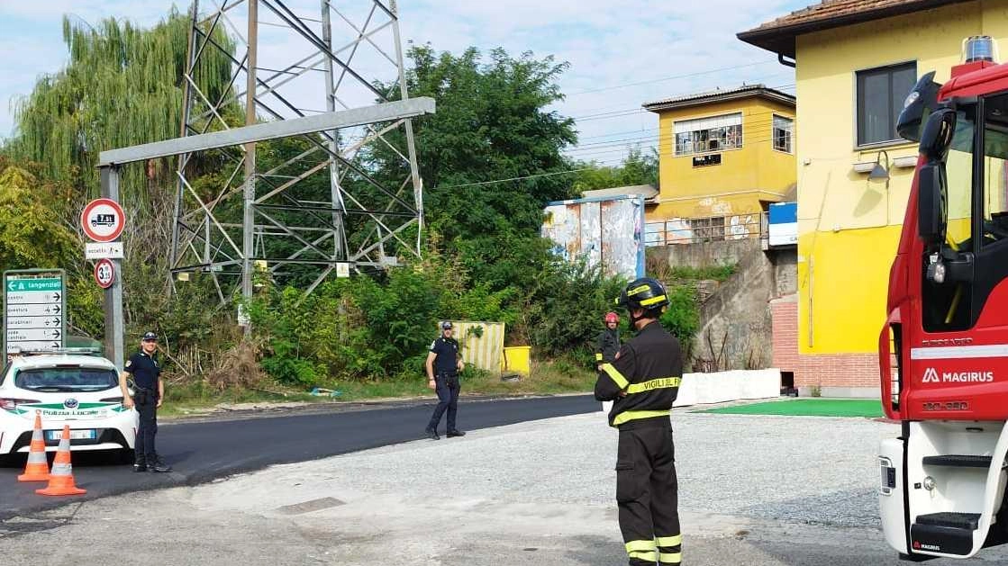 La polizia locale ha chiuso il sottopasso che porta da viale Brambilla a via della Repubblica Sul posto i vigili del fuoco