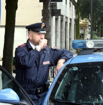 Furti e ricettazione, un tesoro di orologi preziosi e abiti griffati a casa di un 29enne di Abbiategrasso