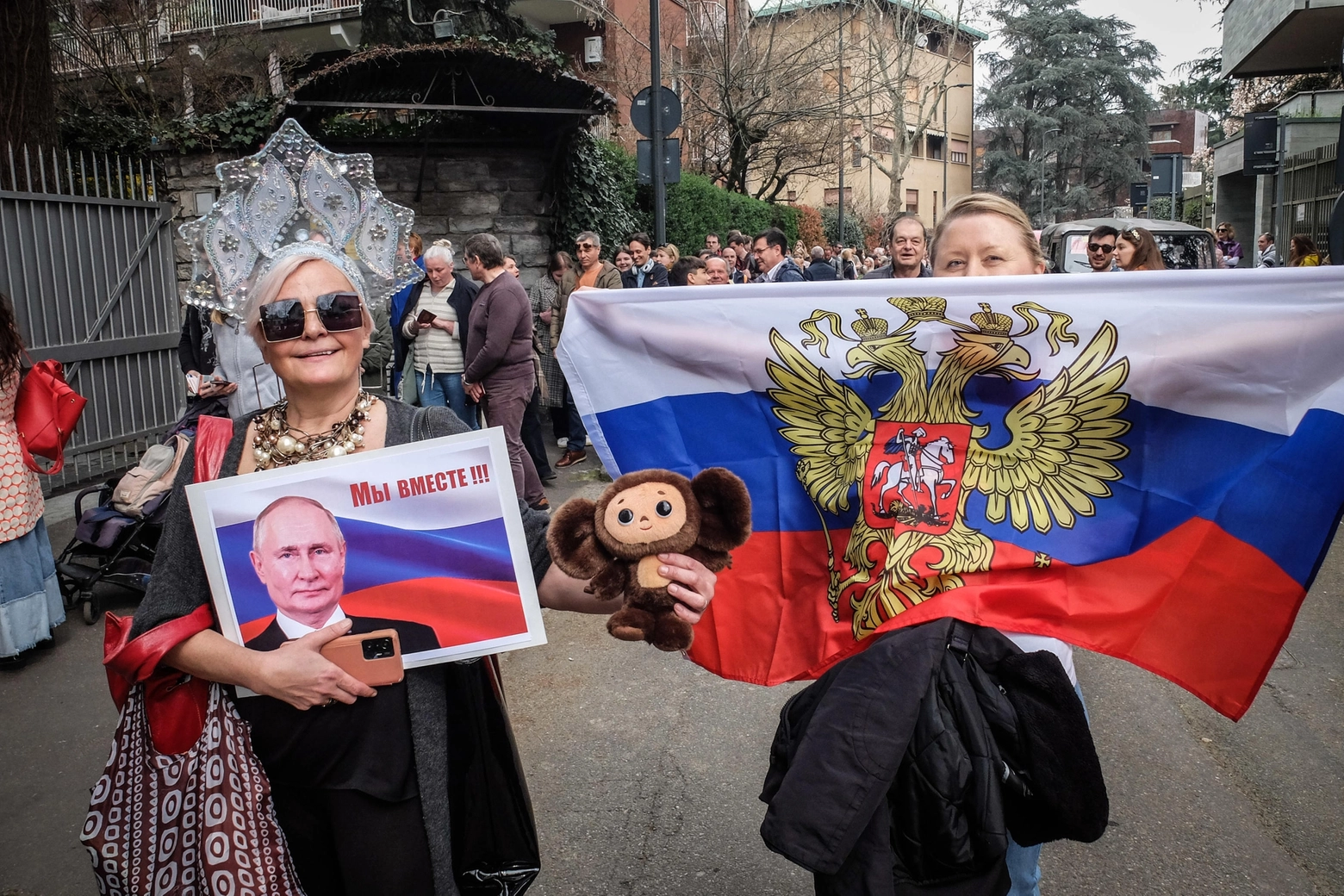 Sostenitrici di Putin al consolato russo per il voto