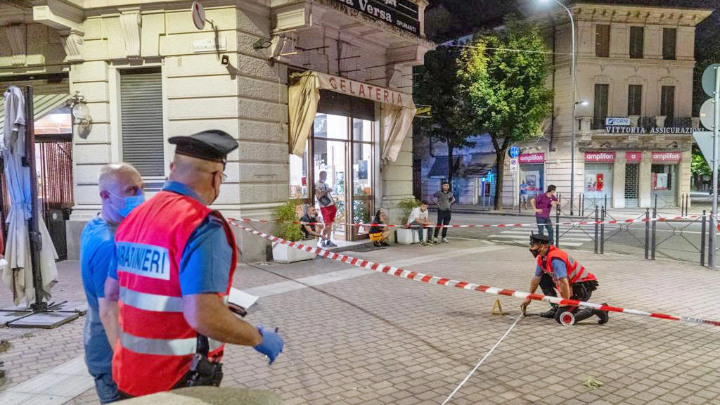 I rilievi in piazza Meardi a Voghera, dopo l'omicidio