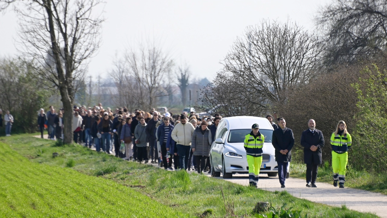 Il corteo funebre a Cavernago per la morte di Riccardo e Nora