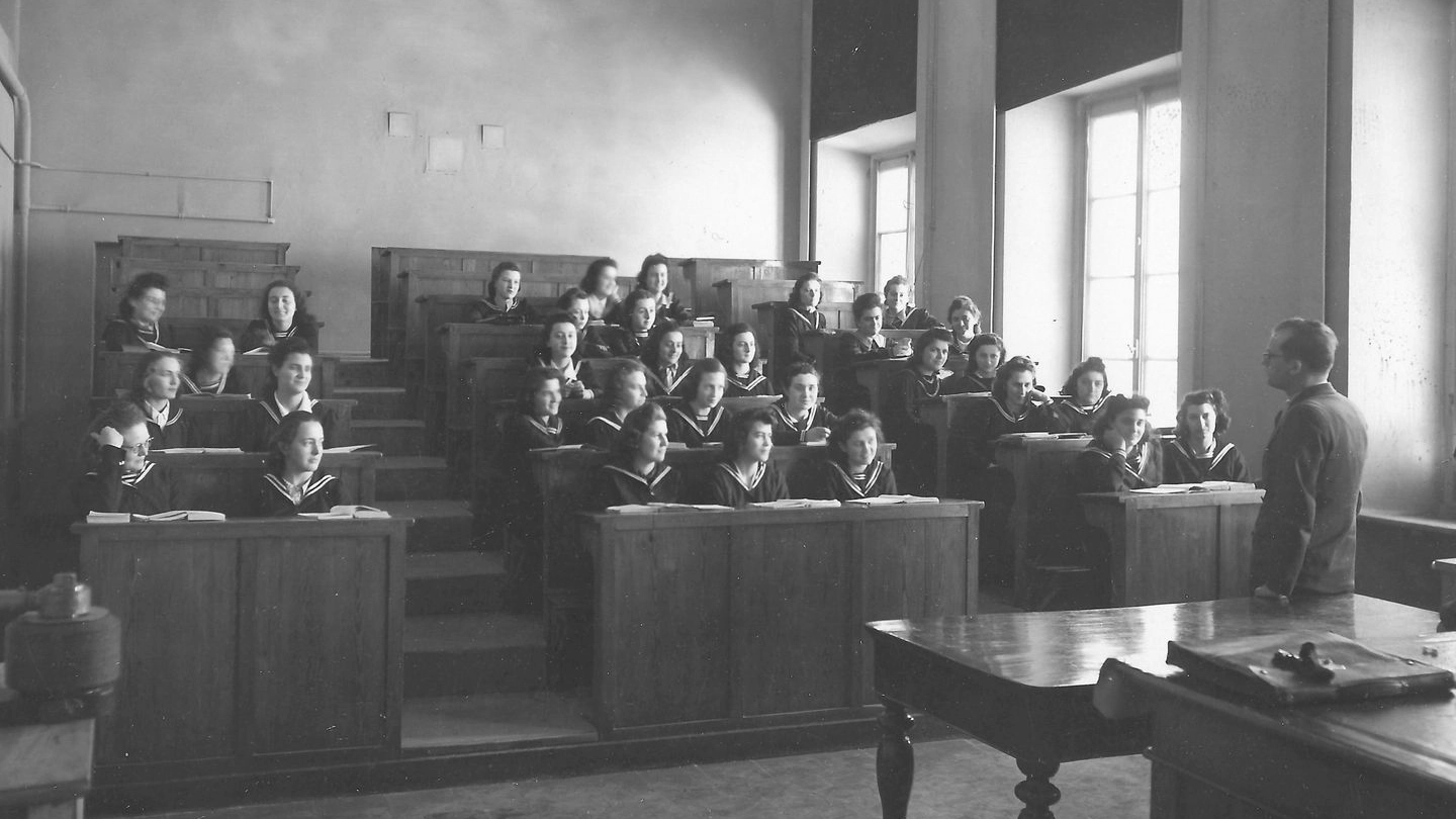 La classe femminile nell’aula di chimica negli anni ’40