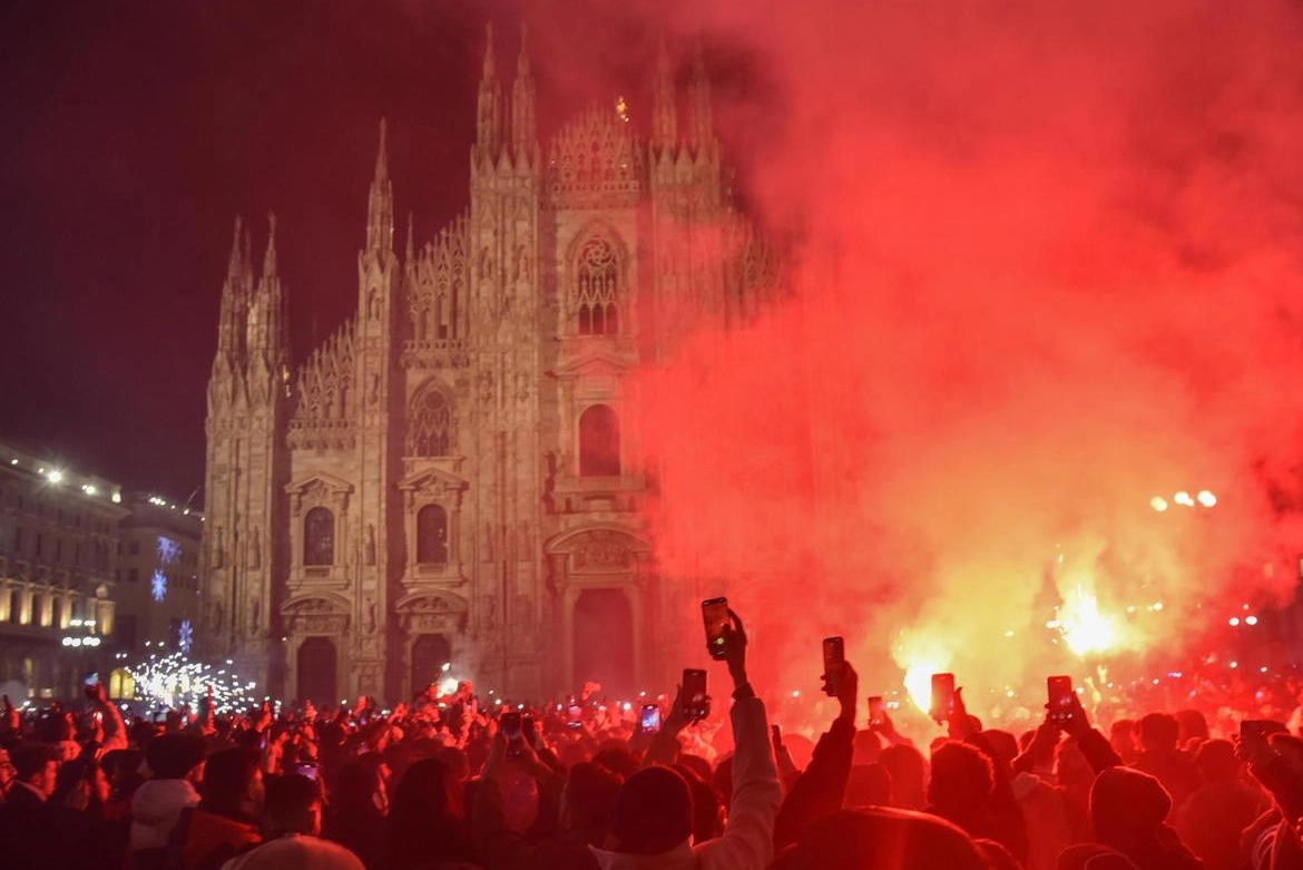 La folla in piazza Duomo a Milano la notte di San Silvestro