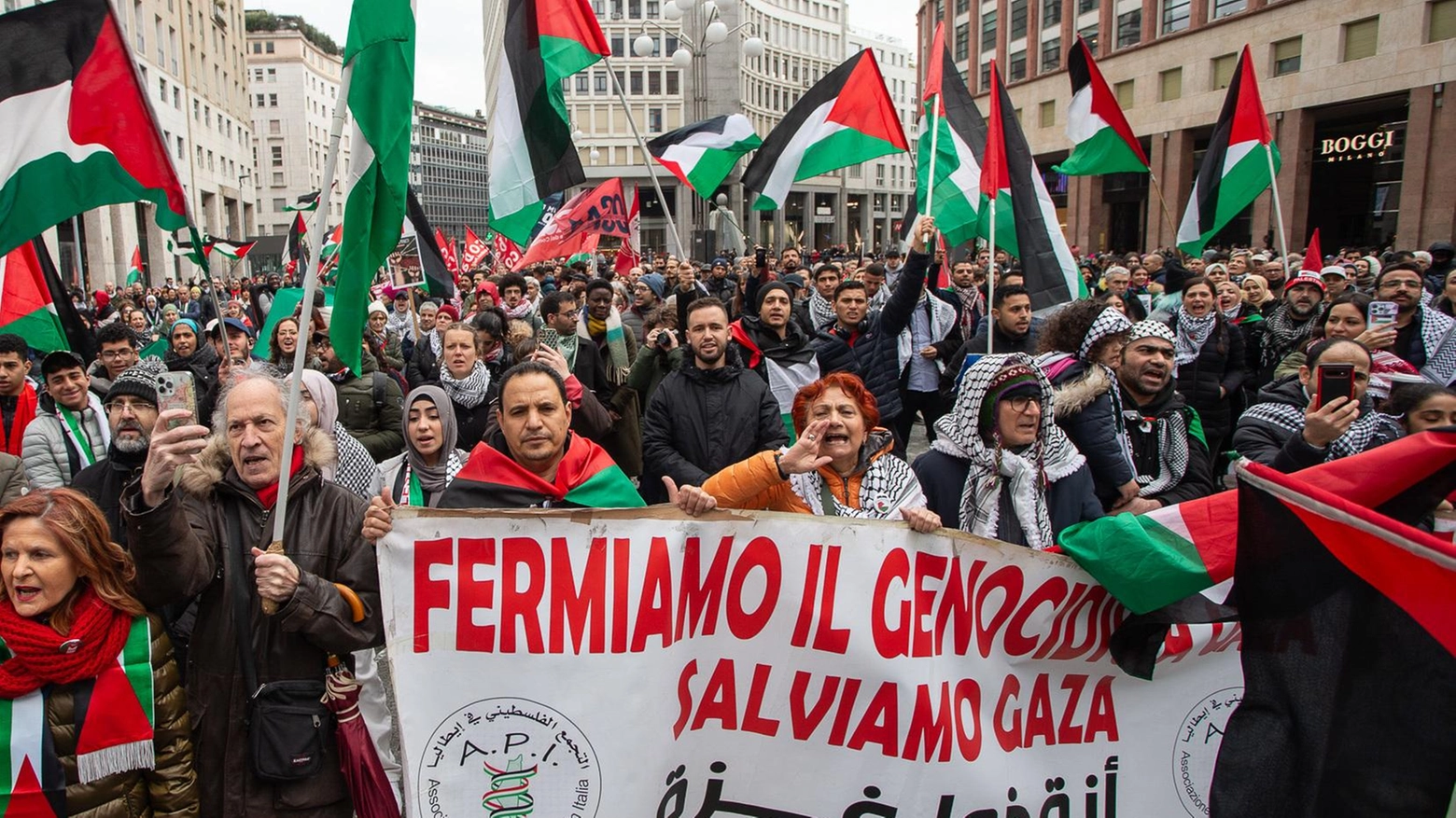La marcia dei 1.500 per Gaza: "Questo non è un genocidio?". Fischi, veleni e “partigiani“ divisi