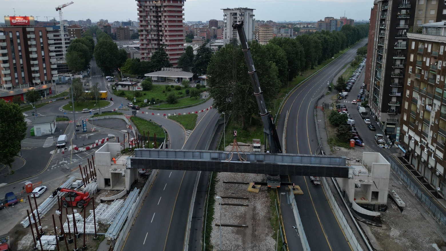 Montaggio passerella viale Fulvio Testi Cinisello