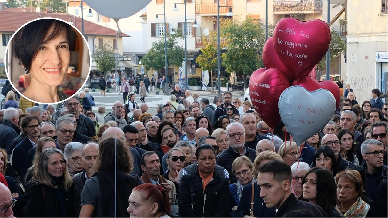 L’abbraccio della città ai figli Ruben e Greta fra i palloncini fuori dalla chiesa