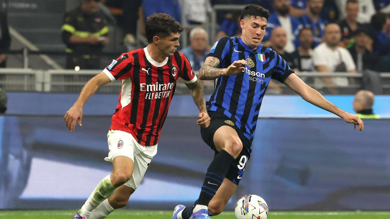 Un’immagine relativa all’ultimo Derby della Madonnina tra Inter e Milan: il rossonero Pulisic contende palla al nerazzurro Bastoni